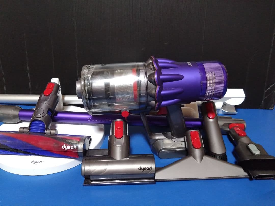 大人気モデル！dyson‼️デジタルスリムフィラフィ SV18　充電スタンド付き