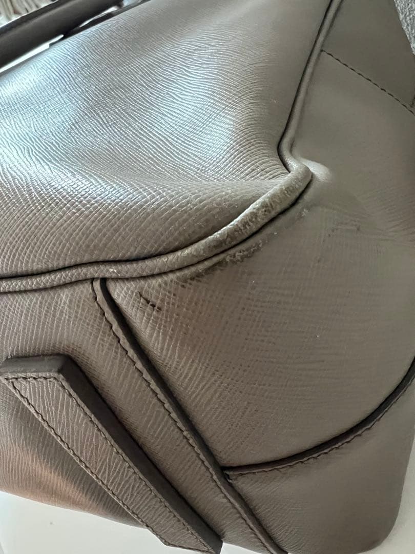 プラダ　ライトグレー　ブリーフケース