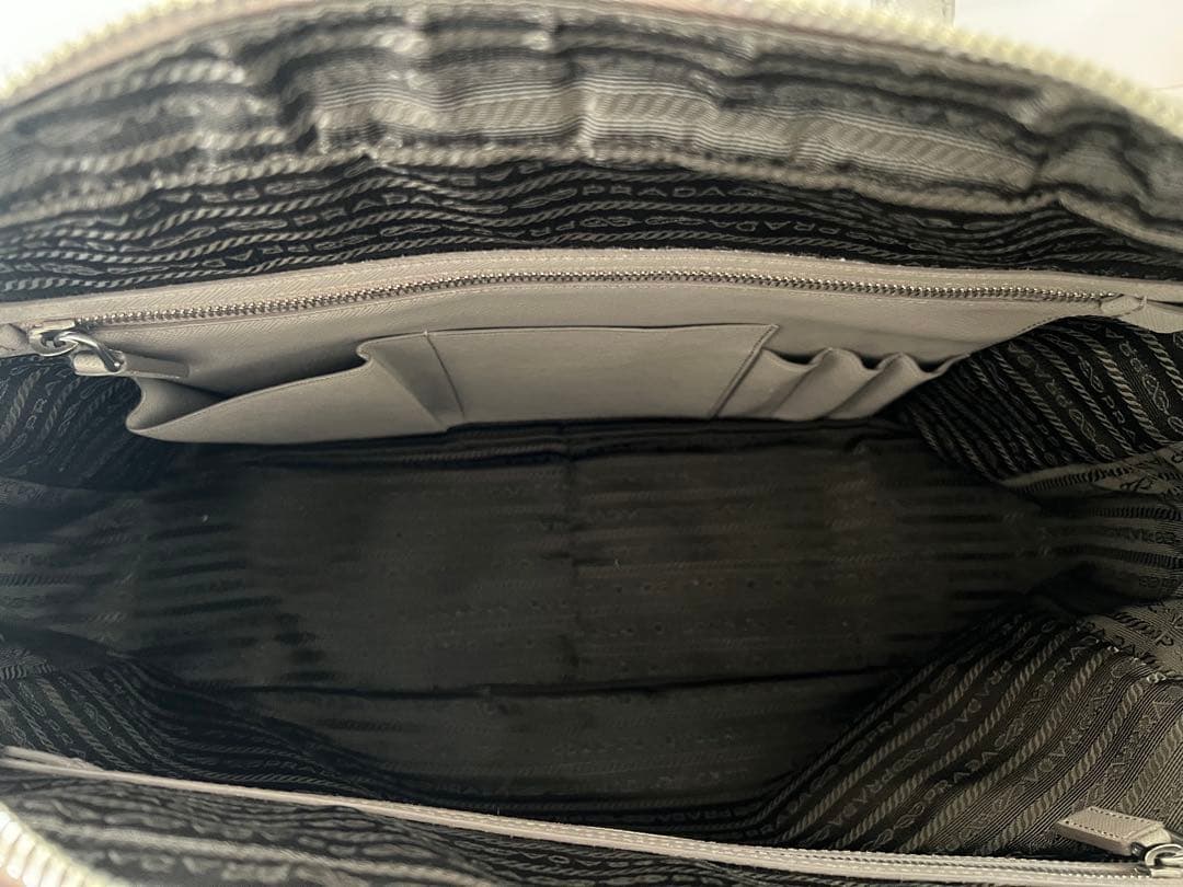 プラダ　ライトグレー　ブリーフケース