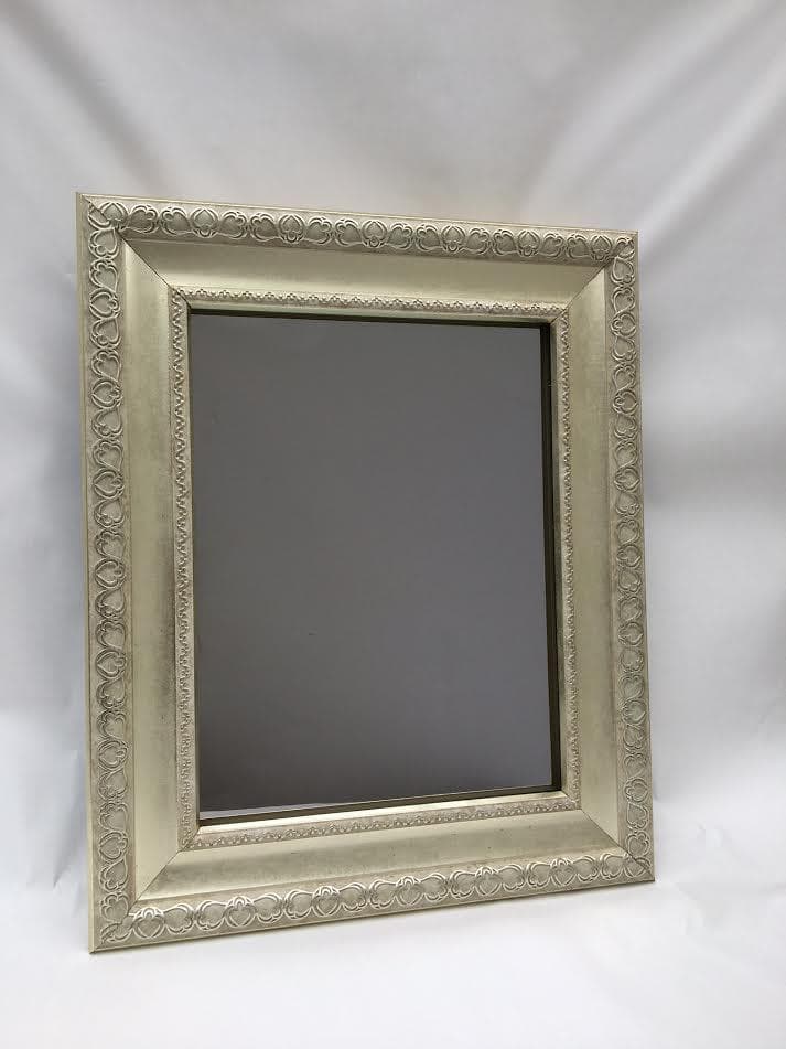 鏡の中に15インチディスプレイが入っています。PCと繋げてTVカメラや動画Ok,