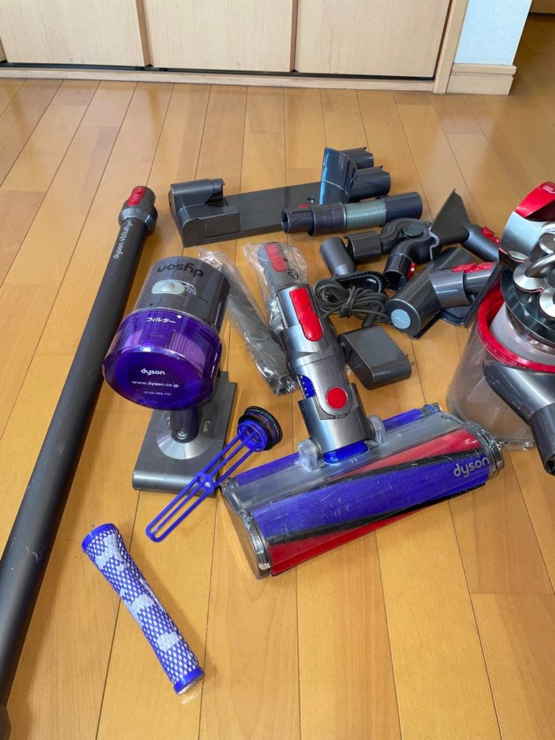 ダイソンV8 SV10K コードレスクリーナー掃除機1