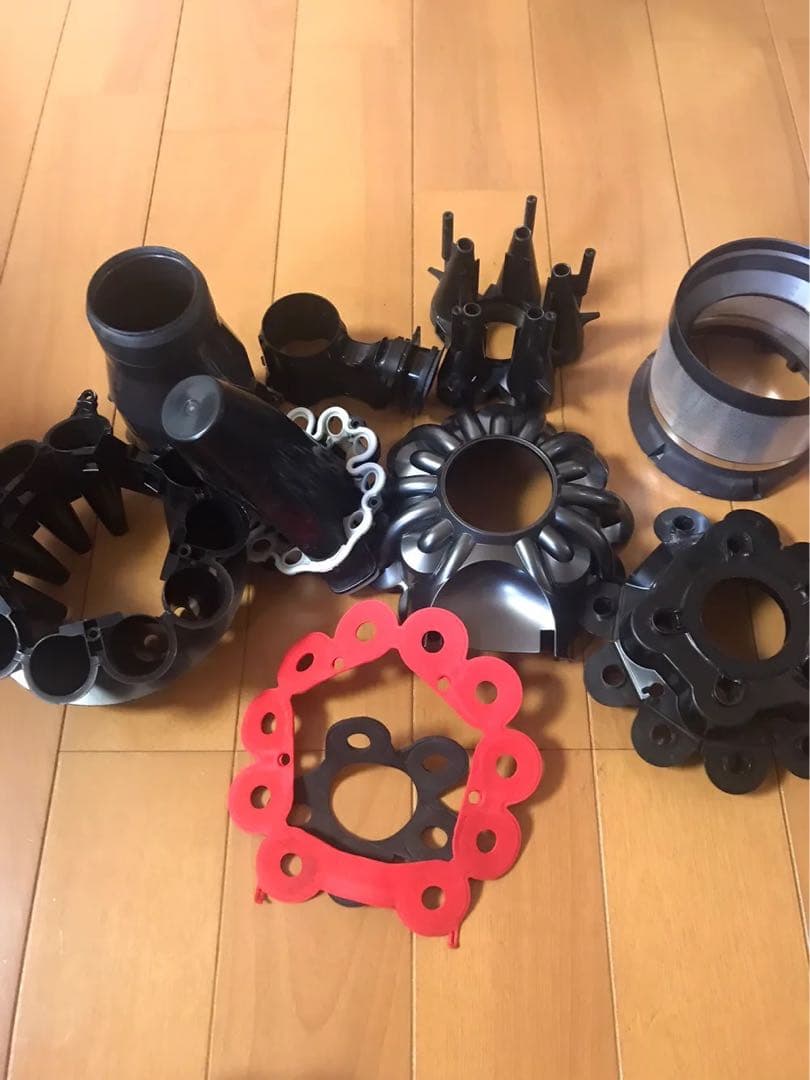 ダイソンV8 SV10K コードレスクリーナー掃除機1