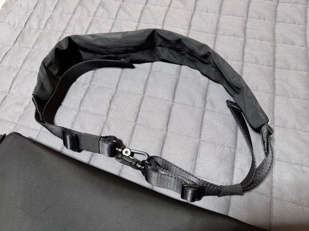 バッグ cote&ciel Hala S Sleek Black/Yellow