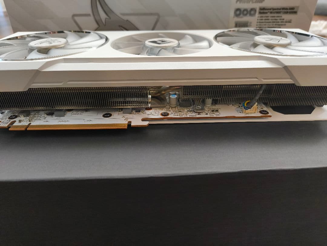 グラフィックボード・グラボ・ビデオカード PowerColor Hellhound RX6700XT white