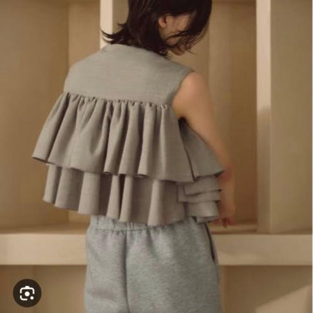 試着のみ！大人気　完売品！cen.ティアードフリルベスト　ブラック