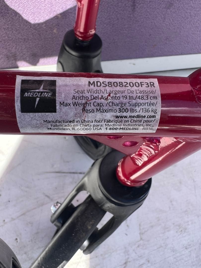 Medline 超軽量輸送車いす 大人用 折りたたみ式 座面幅19インチ レッド