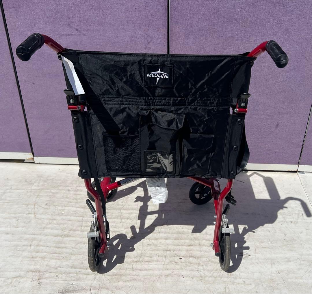 Medline 超軽量輸送車いす 大人用 折りたたみ式 座面幅19インチ レッド