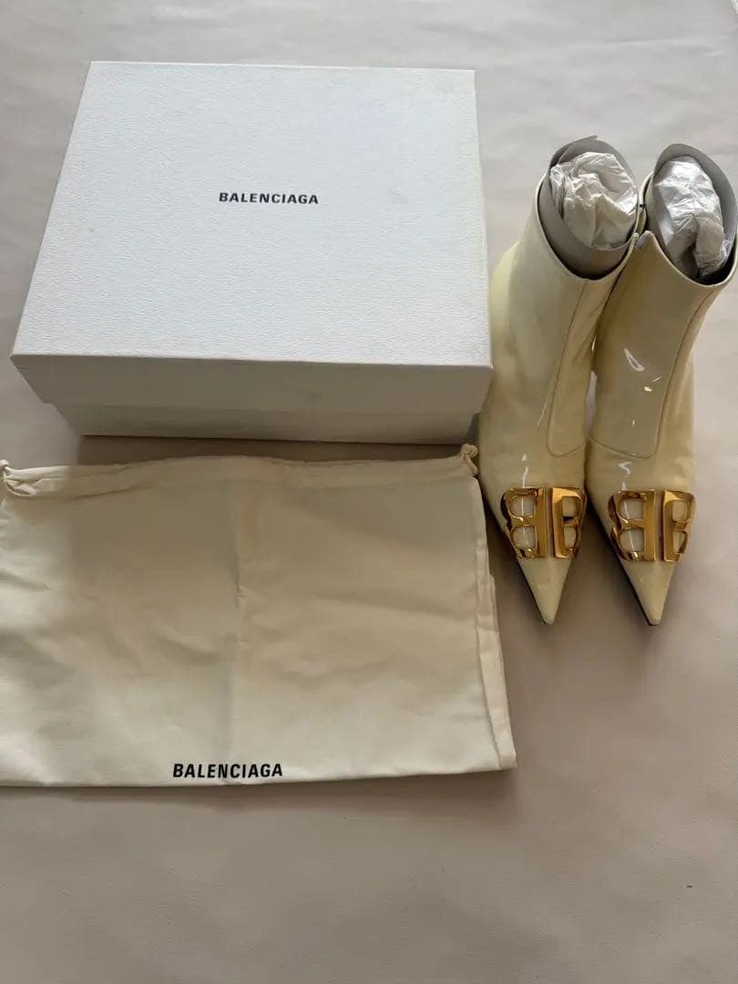 BALENCIAGA ホワイトエナメルブーツ　ブーティ ショートブーツ