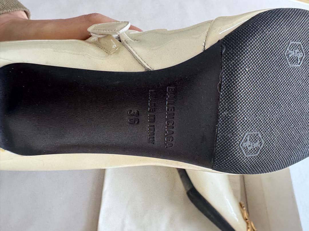 BALENCIAGA ホワイトエナメルブーツ　ブーティ ショートブーツ