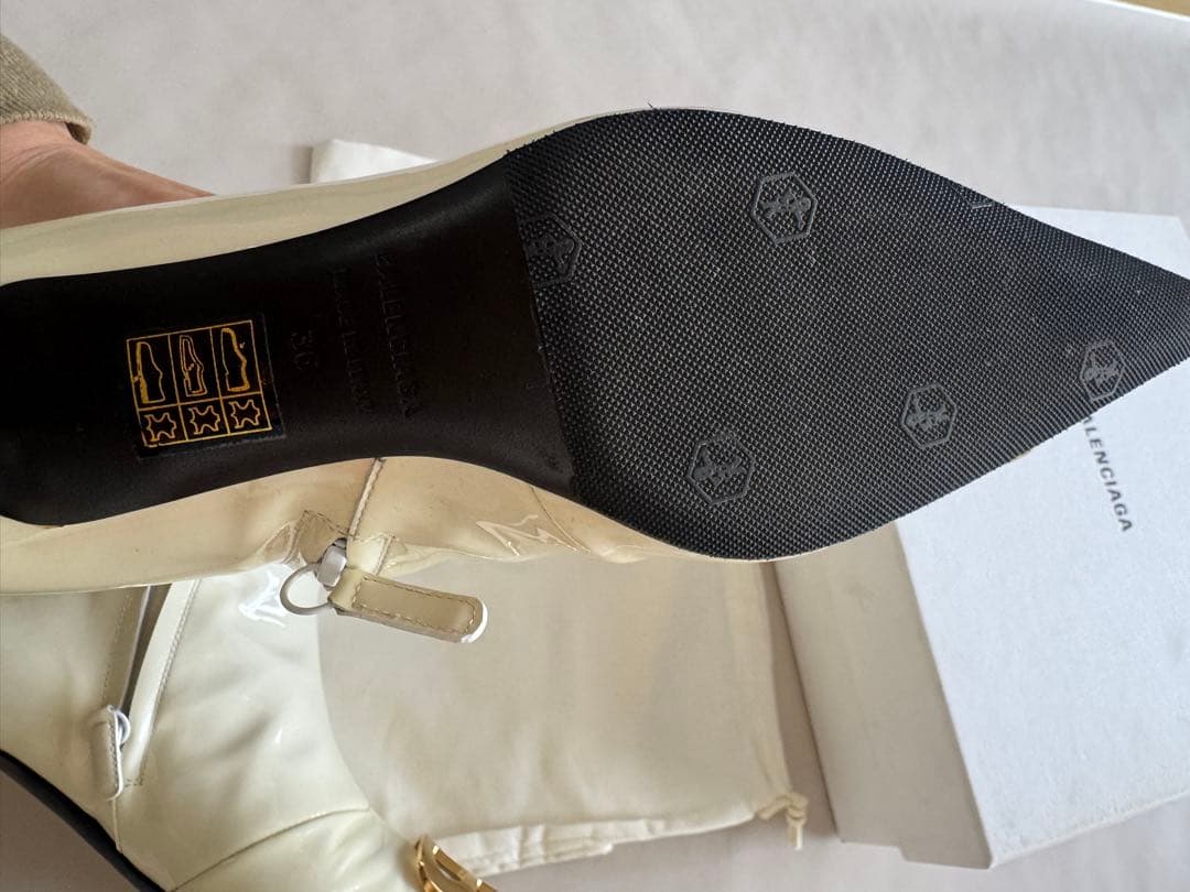 BALENCIAGA ホワイトエナメルブーツ　ブーティ ショートブーツ