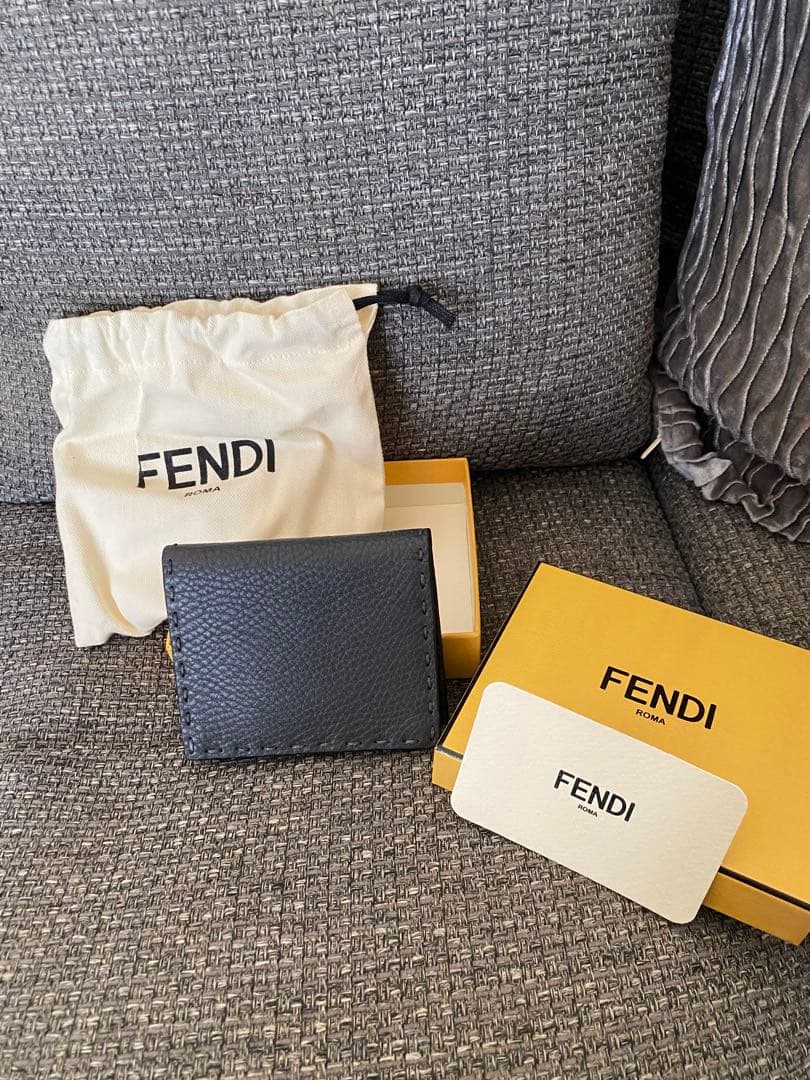 FENDIカードケース☆名刺入れ　完全新品未使用品 レア国内正規品　男女問わず☆