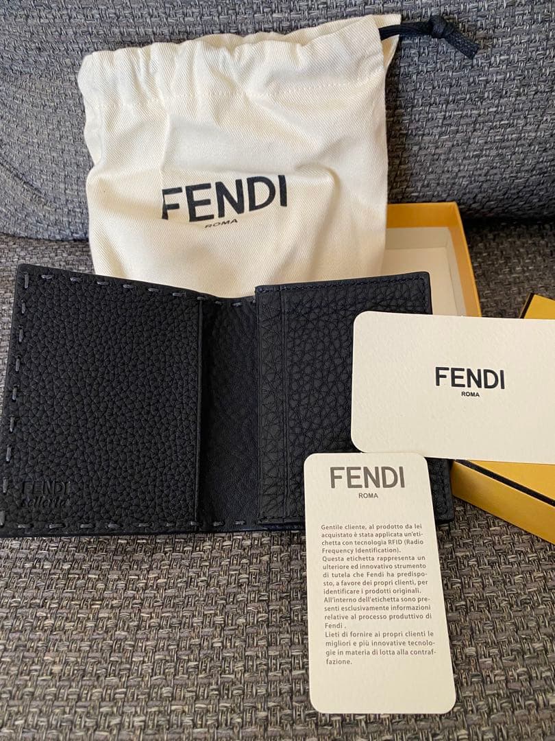 FENDIカードケース☆名刺入れ　完全新品未使用品 レア国内正規品　男女問わず☆
