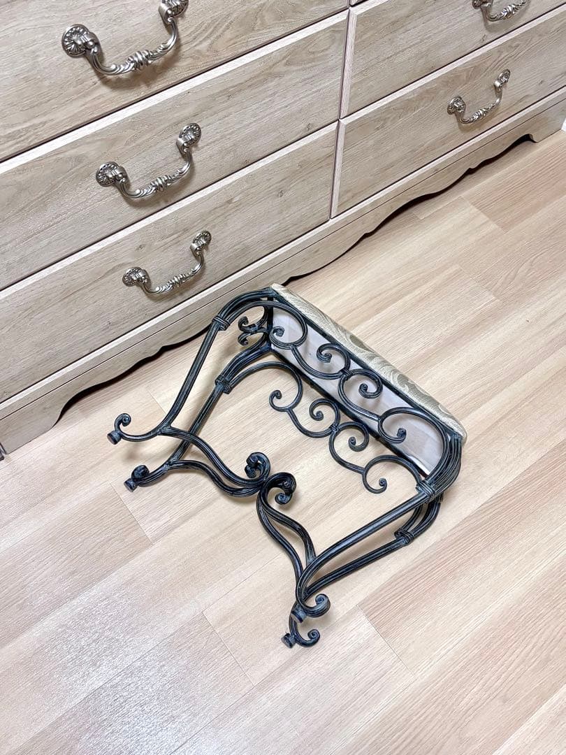 アンティーク風　アイアン製スツール　エレガント　カウチ　猫脚　寝室　玄関