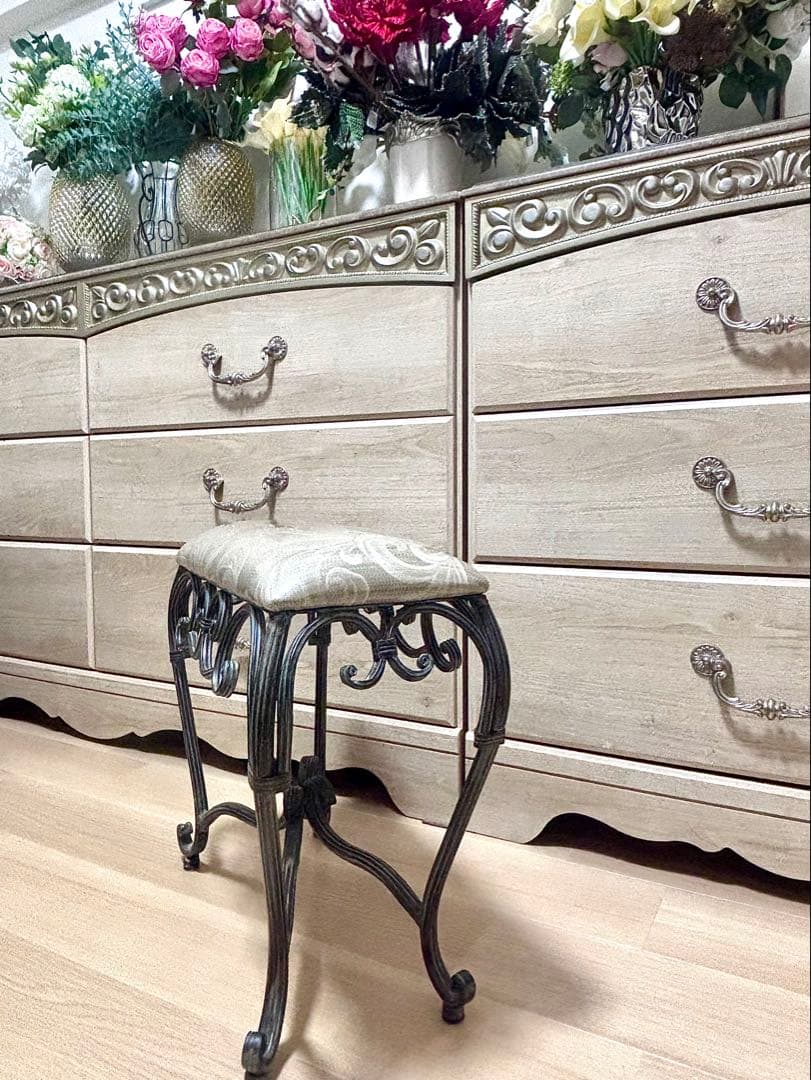 アンティーク風　アイアン製スツール　エレガント　カウチ　猫脚　寝室　玄関