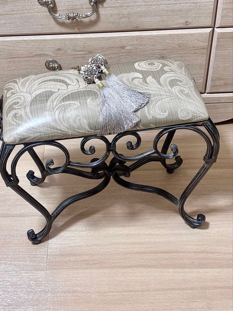 アンティーク風　アイアン製スツール　エレガント　カウチ　猫脚　寝室　玄関