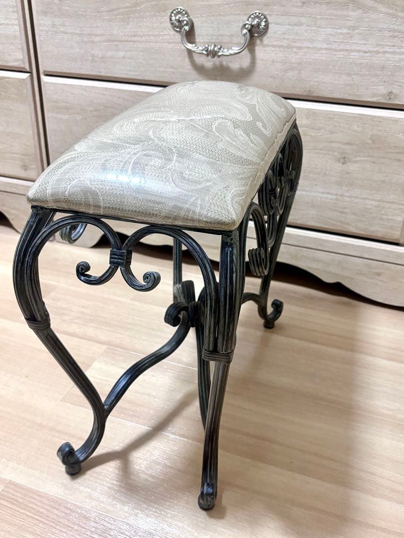 アンティーク風　アイアン製スツール　エレガント　カウチ　猫脚　寝室　玄関