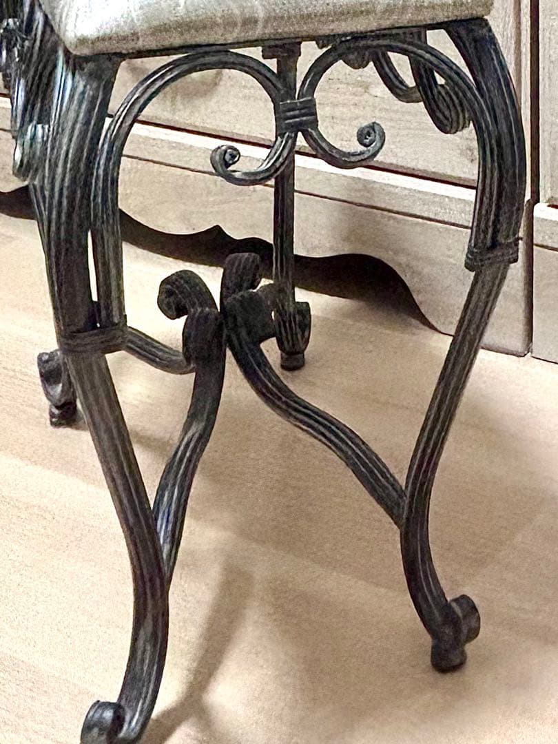 アンティーク風　アイアン製スツール　エレガント　カウチ　猫脚　寝室　玄関