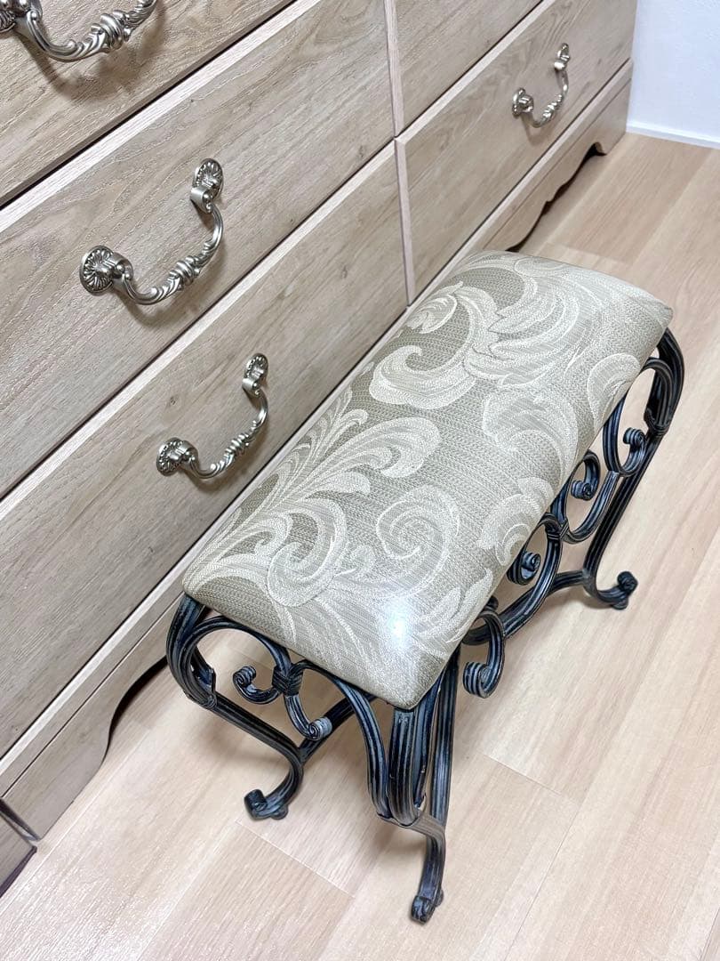 アンティーク風　アイアン製スツール　エレガント　カウチ　猫脚　寝室　玄関