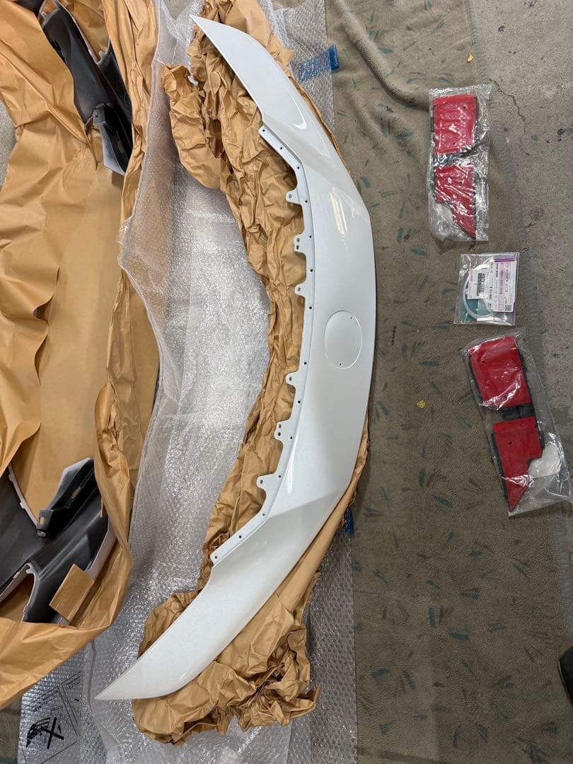 プリウス60 フロントバンパーアッパー純正部品カラー089 パールホワイト未使用