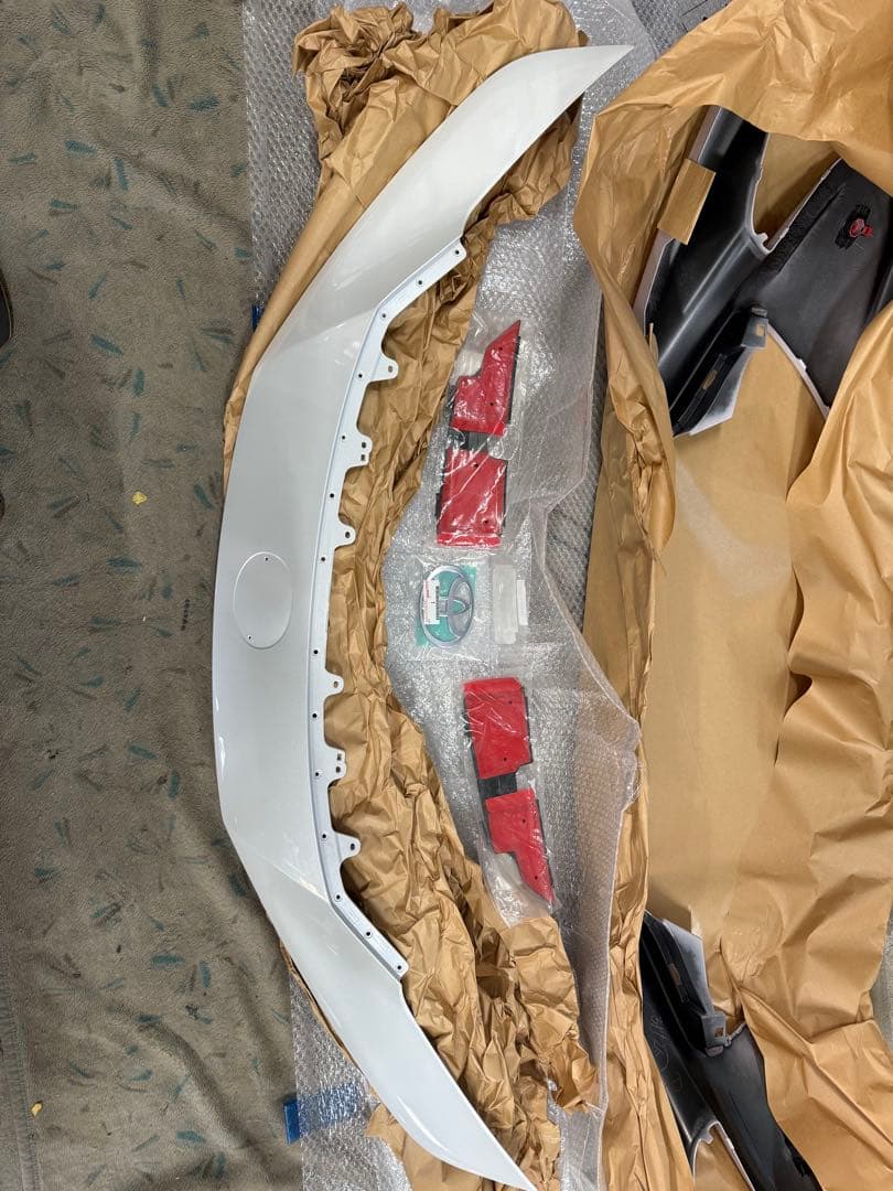 プリウス60 フロントバンパーアッパー純正部品カラー089 パールホワイト未使用