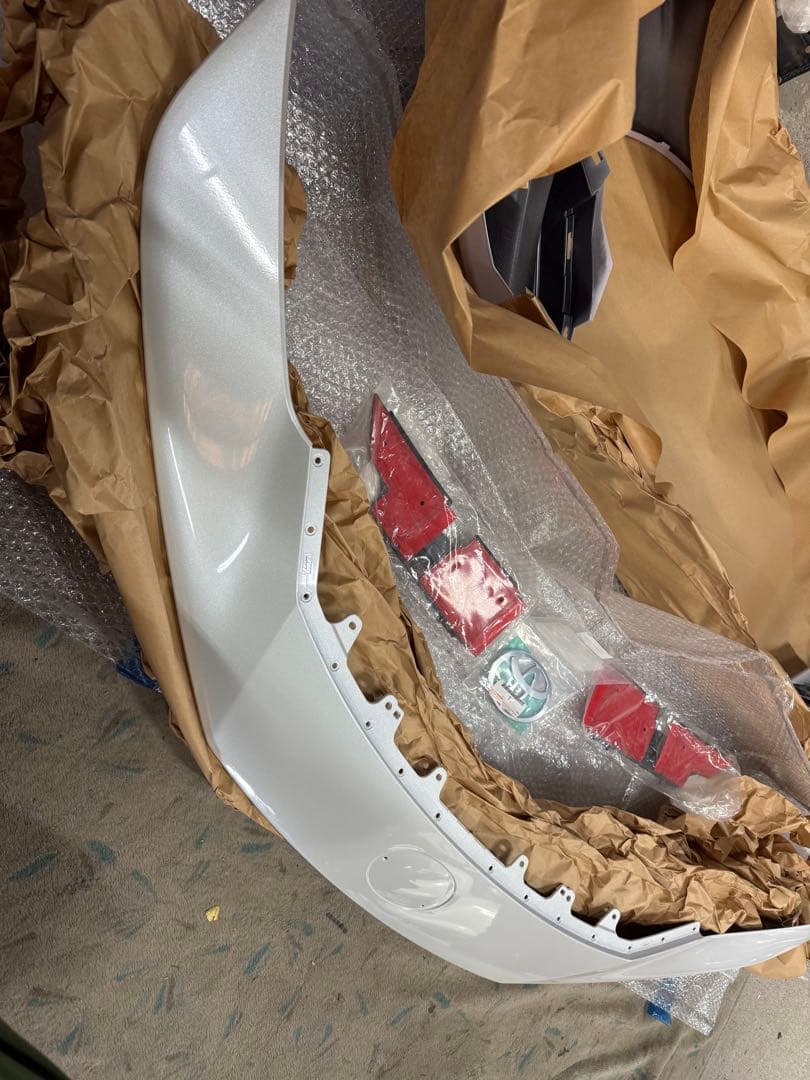 プリウス60 フロントバンパーアッパー純正部品カラー089 パールホワイト未使用