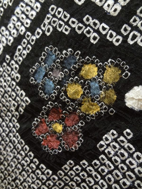 黒の総絞り　斜め格子に草花　付け下げ訪問着