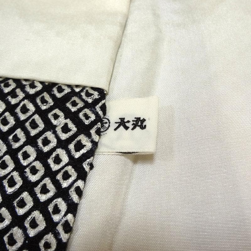 黒の総絞り　斜め格子に草花　付け下げ訪問着