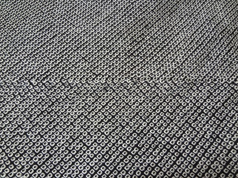 黒の総絞り　斜め格子に草花　付け下げ訪問着