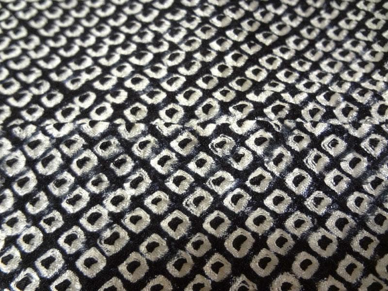 黒の総絞り　斜め格子に草花　付け下げ訪問着