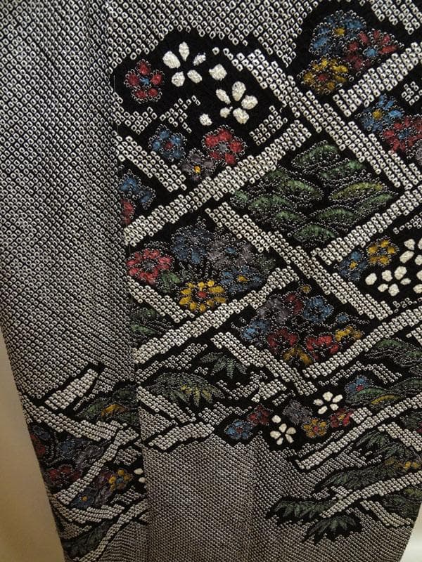 黒の総絞り　斜め格子に草花　付け下げ訪問着