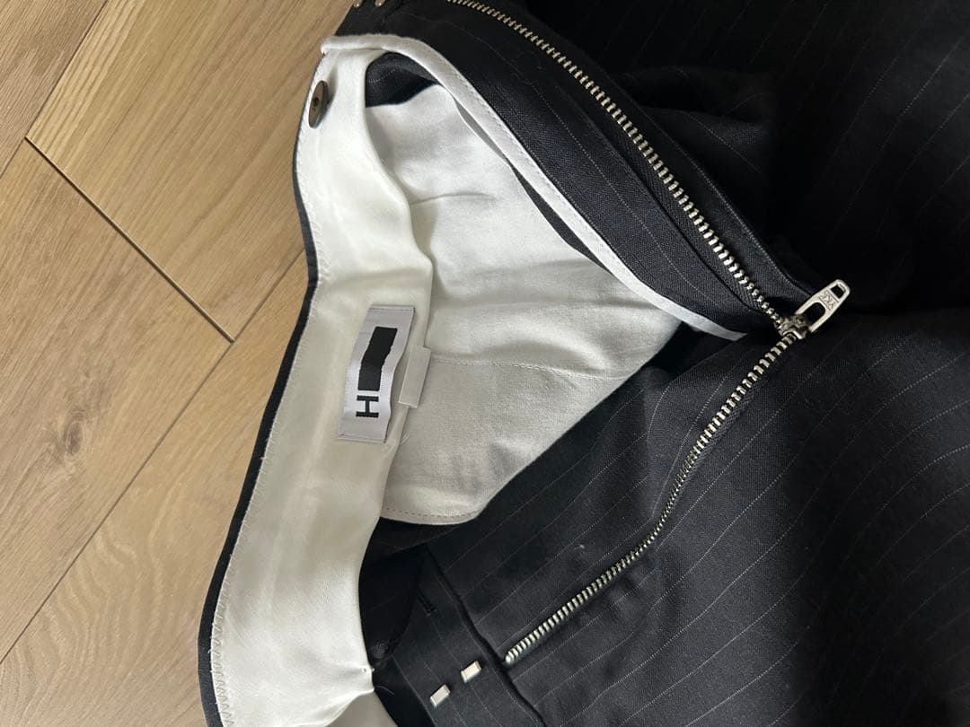 H エイチ ウールトロピカル 2プリーツワイドパンツ