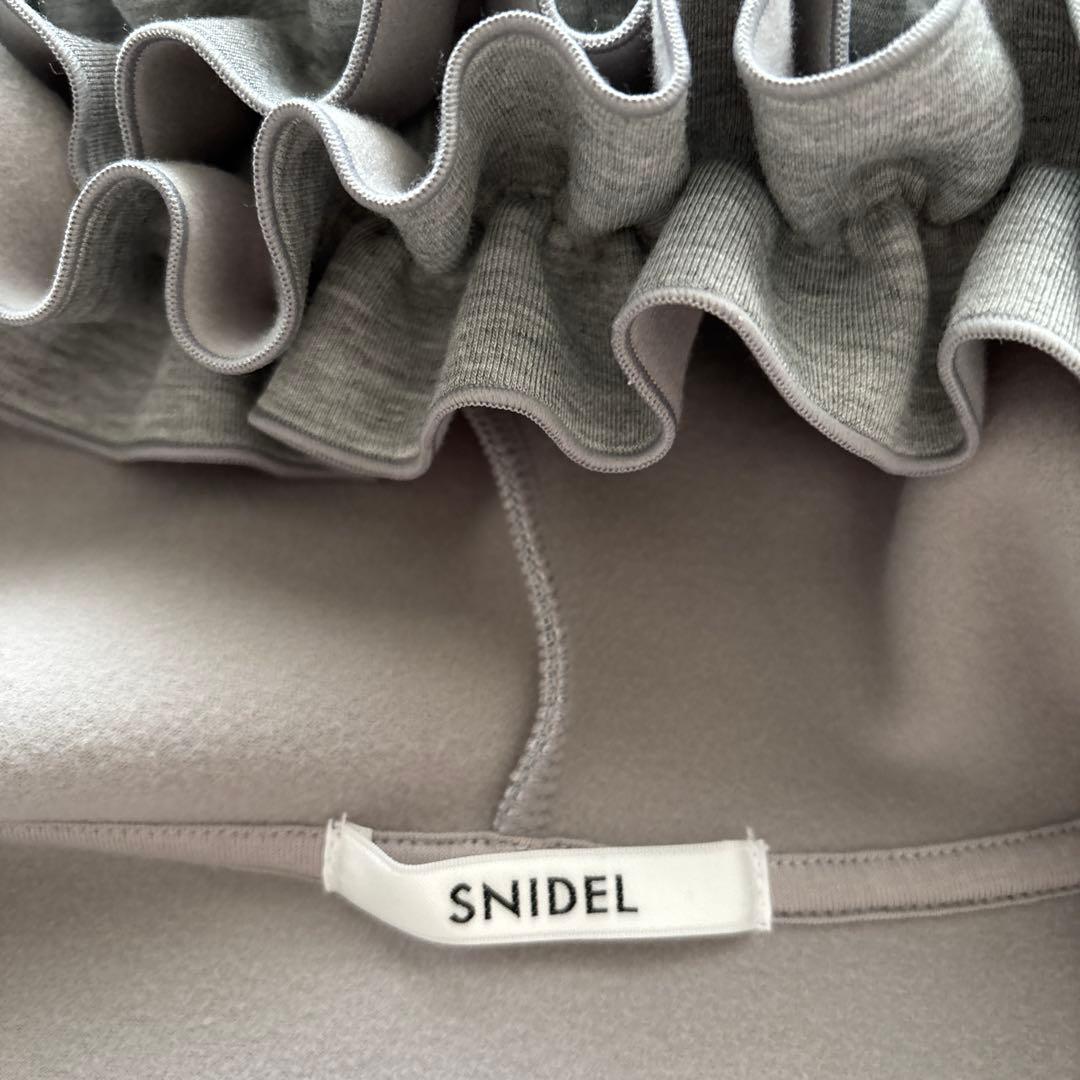 SNIDEL 新作 フリルショートジップパーカー　グレー