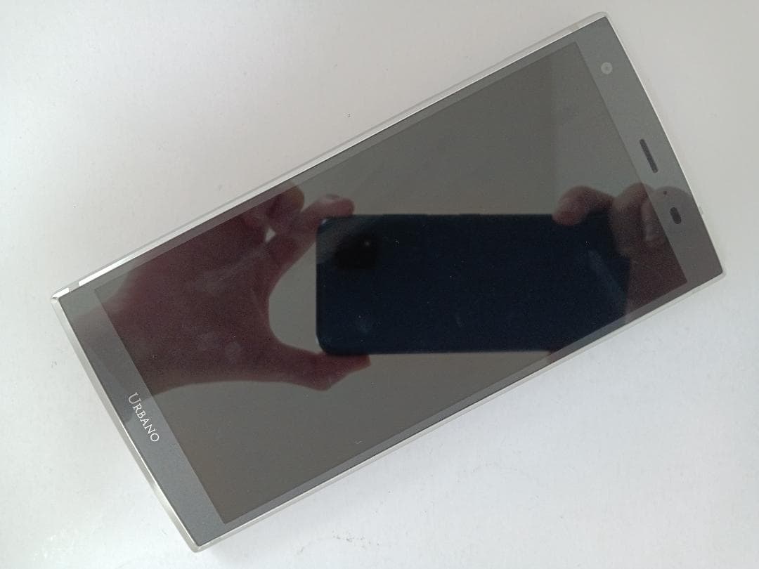 ☆ au URBANO V04 KYV45 プラチナシルバー