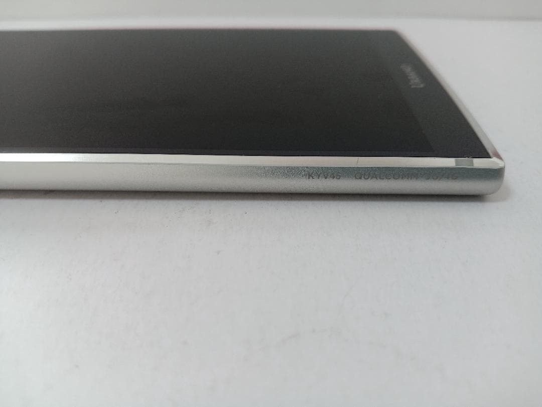 ☆ au URBANO V04 KYV45 プラチナシルバー