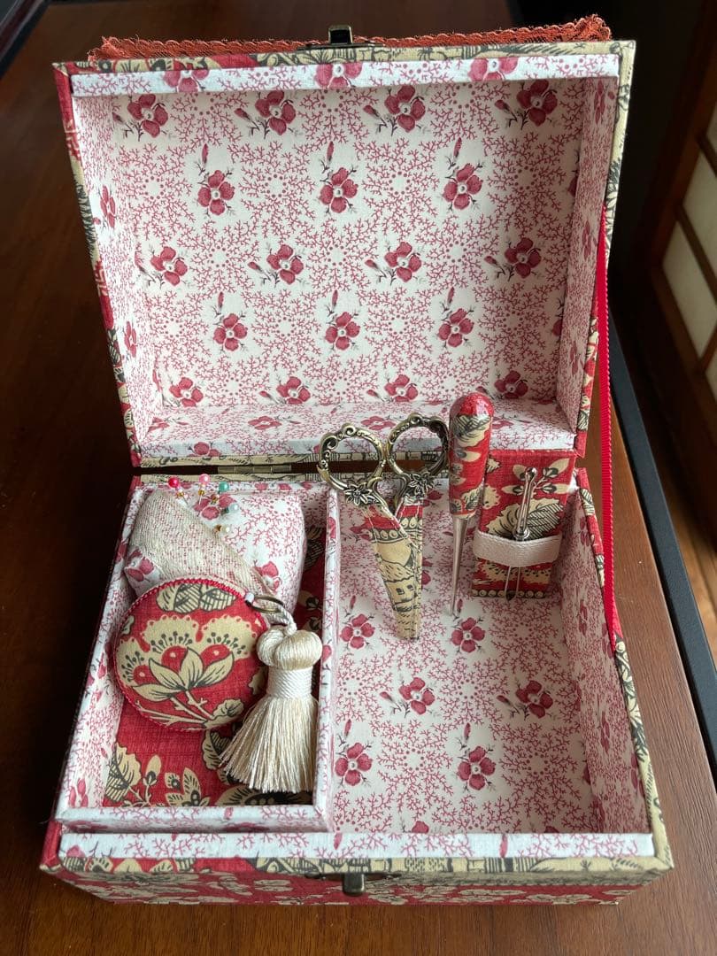 カルトナージュ裁縫箱(中)イギリス生地　アンティークレースとビーズ
