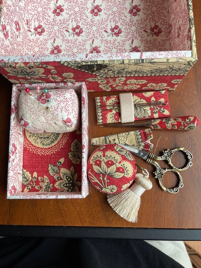 カルトナージュ裁縫箱(中)イギリス生地　アンティークレースとビーズ