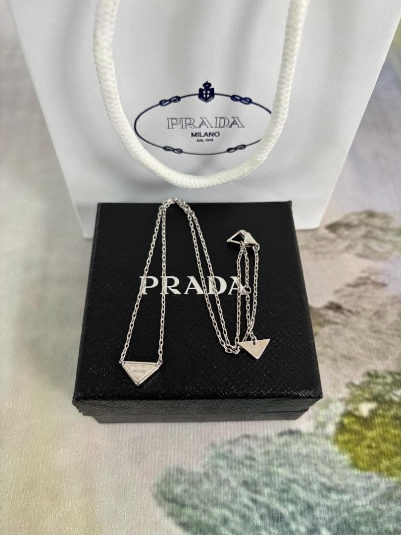 プラダ シルバー 三角形ネックレス