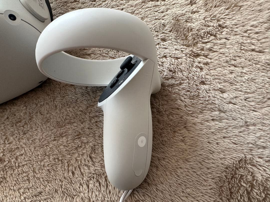  Quest 2 VRヘッドセットとコントローラー