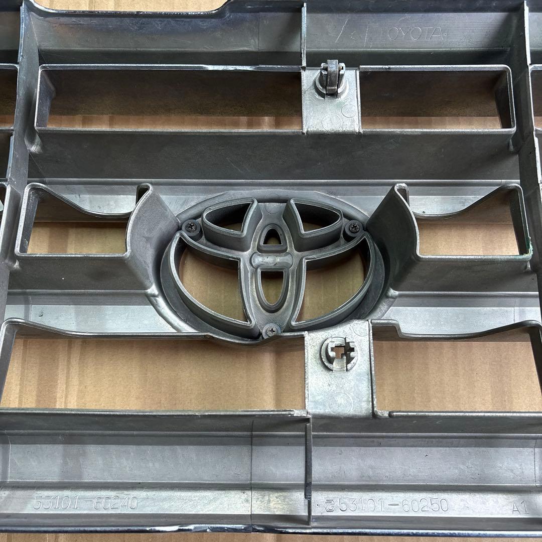 トヨタ　ランドクルーザー70 後期　純正　フロントグリル