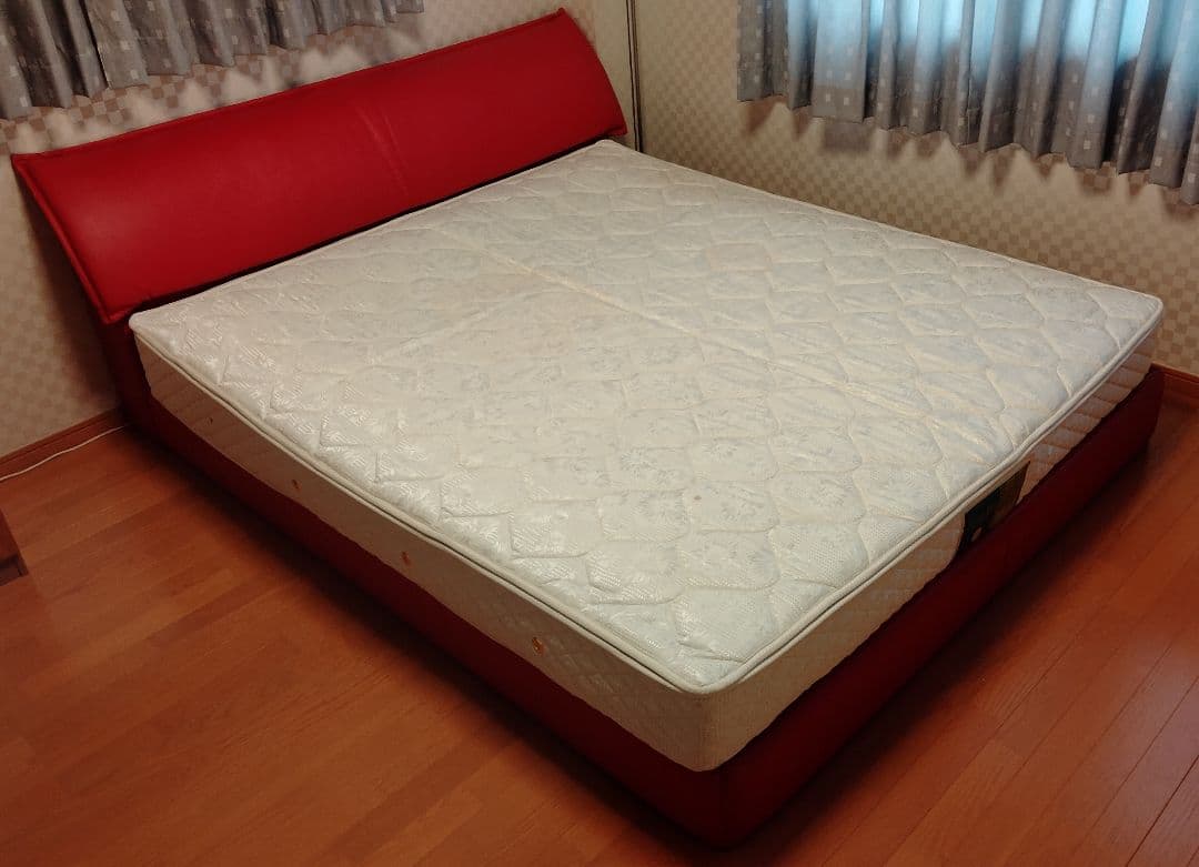 クイーンベッド フレームとマットレス ランプ付 シーリー愛知豊田