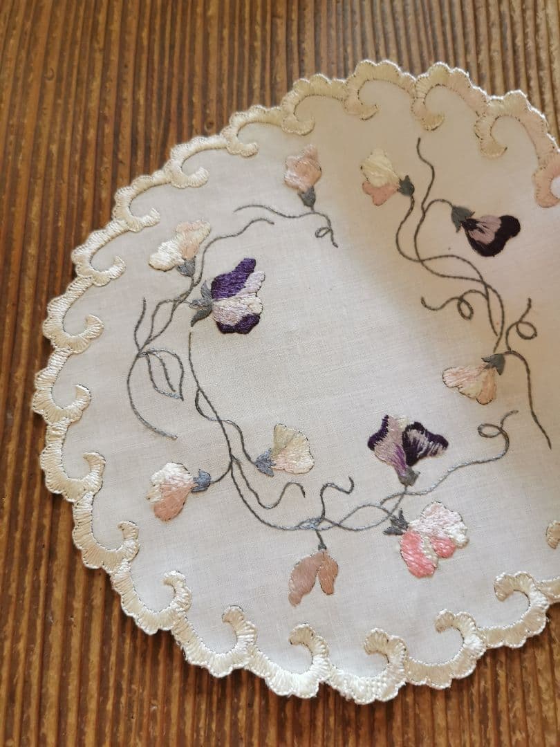 アンティーク ソサイエティシルク手刺繍 スィートピー 菫 スカラップドイリー
