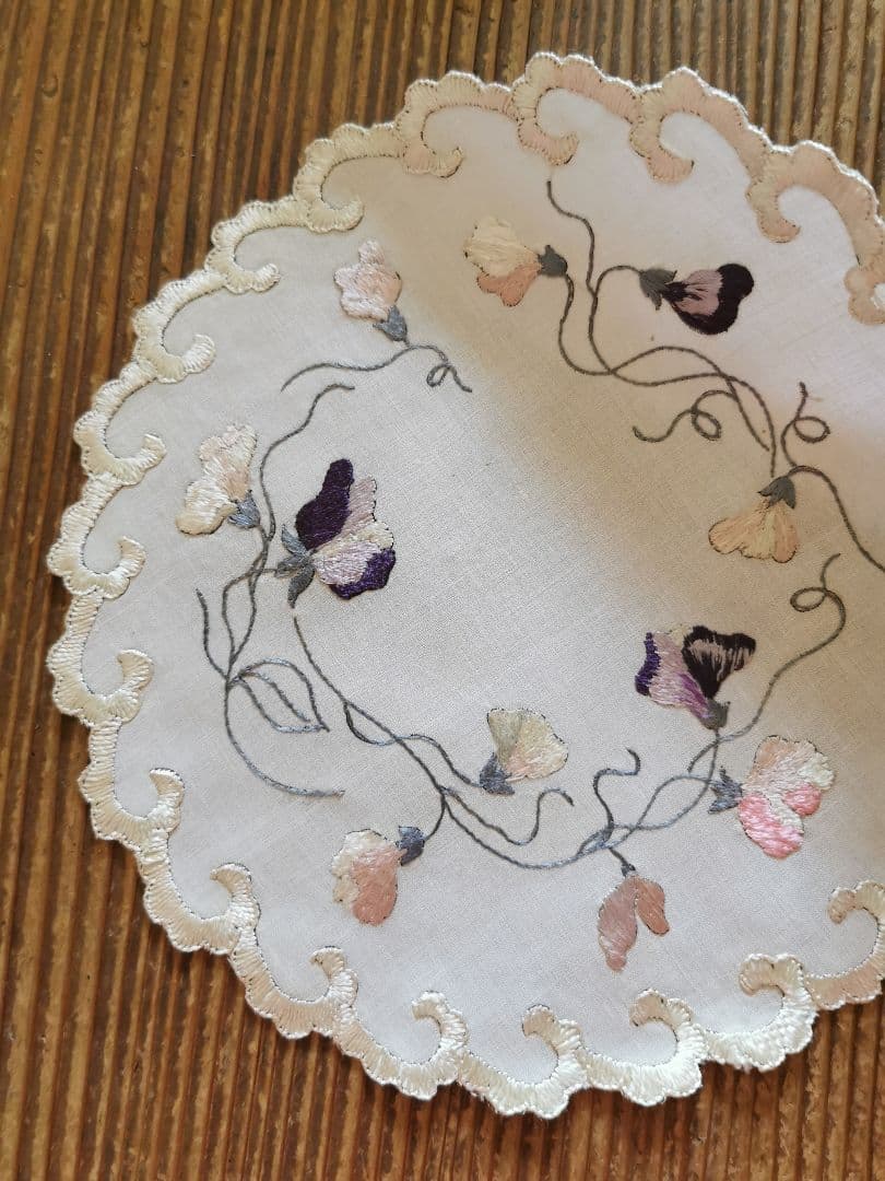 アンティーク ソサイエティシルク手刺繍 スィートピー 菫 スカラップドイリー