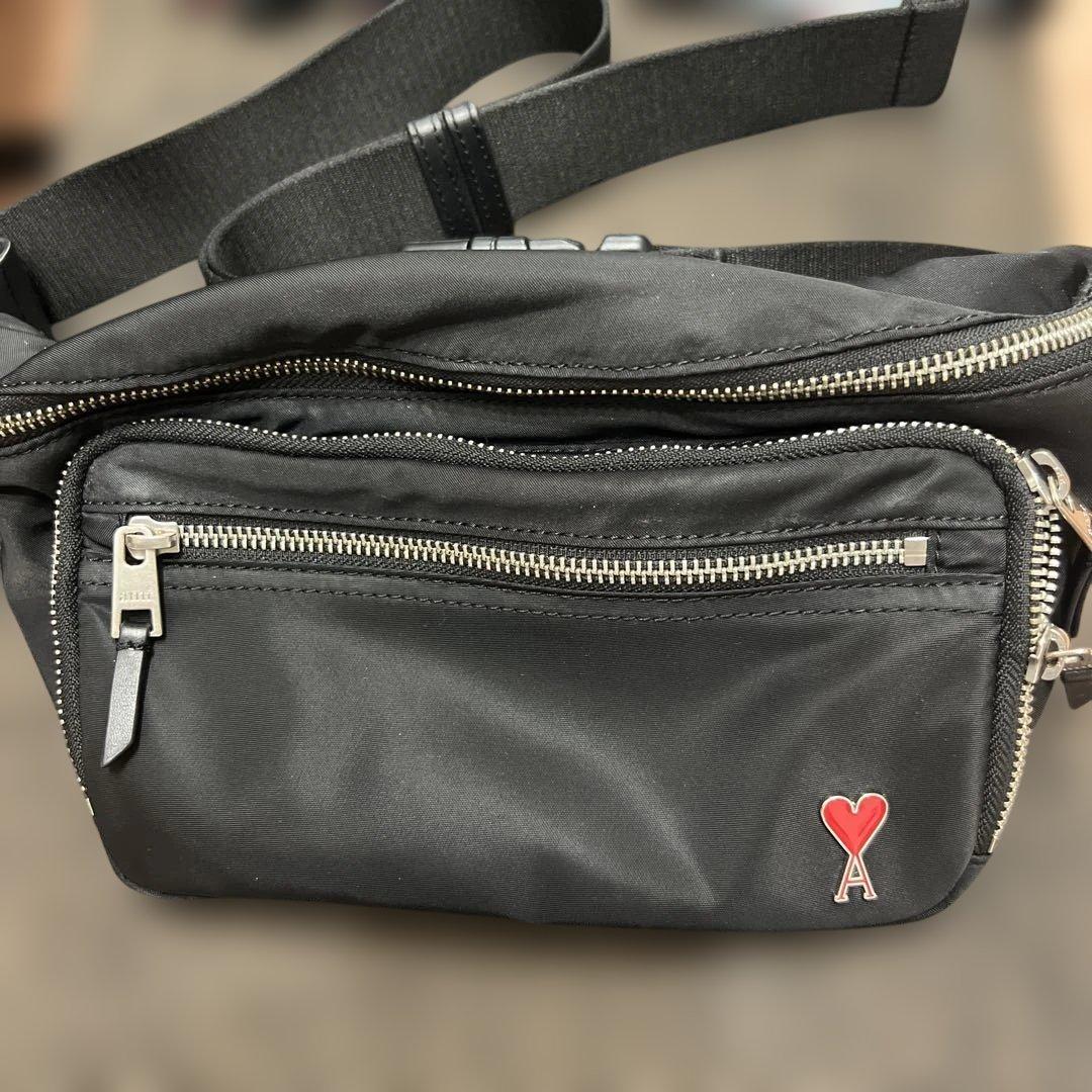 ami parisショルダー黒いナイロンボディバッグ ハートロゴ付き