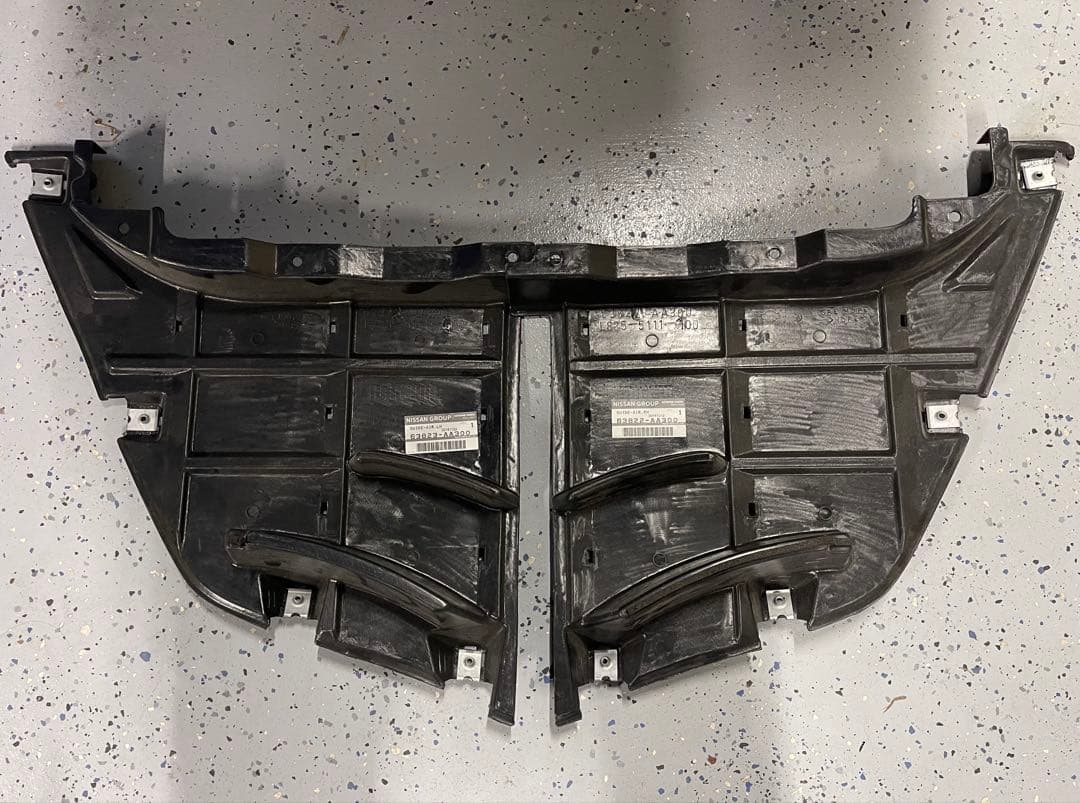 【未使用品】BNR34 スカイラインGT-R ブレーキエアガイド 日産 純正品