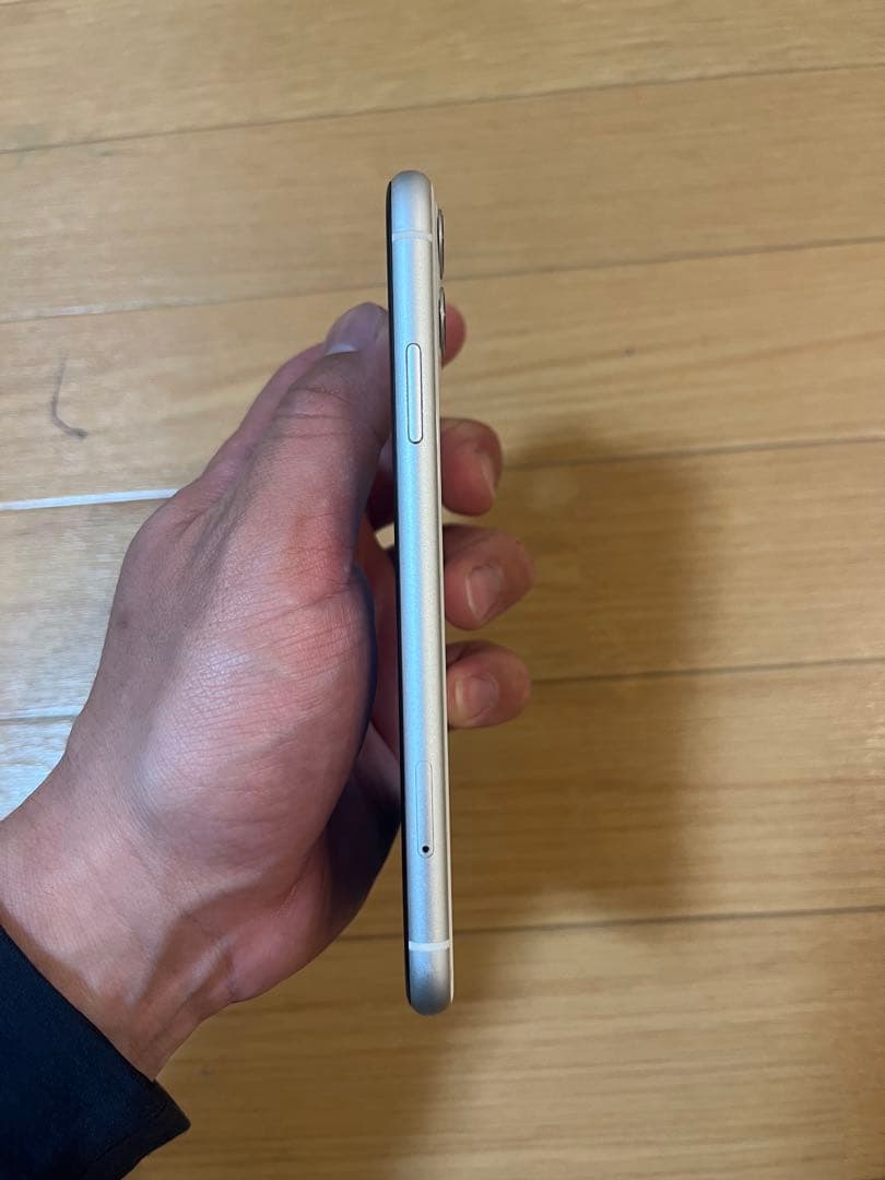 Apple iPhone 11 ホワイト 画面傷あり
