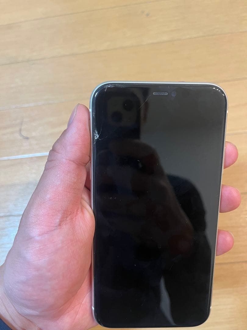 Apple iPhone 11 ホワイト 画面傷あり