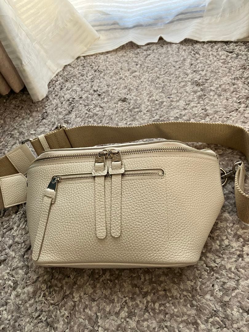 ADMJ アイボリー レザー クロスボディバッグ