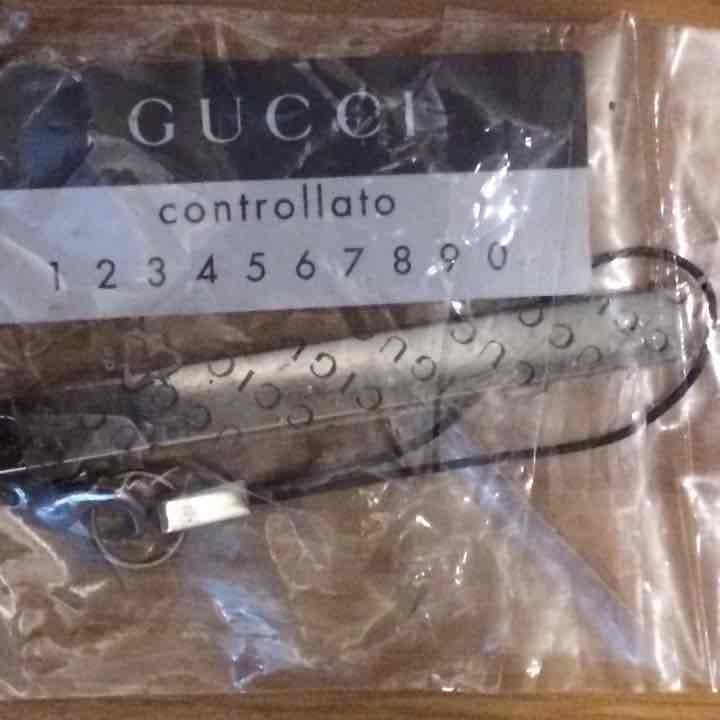 新品 GUCCI 携帯ストラップ(メタルプレート)