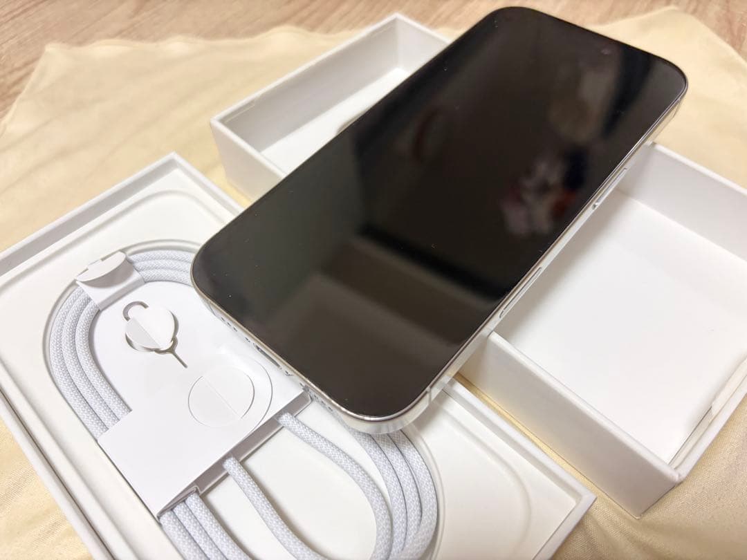 綺麗　iPhone 16Pro 256GB ホワイトバッテリー99%SIMフリー