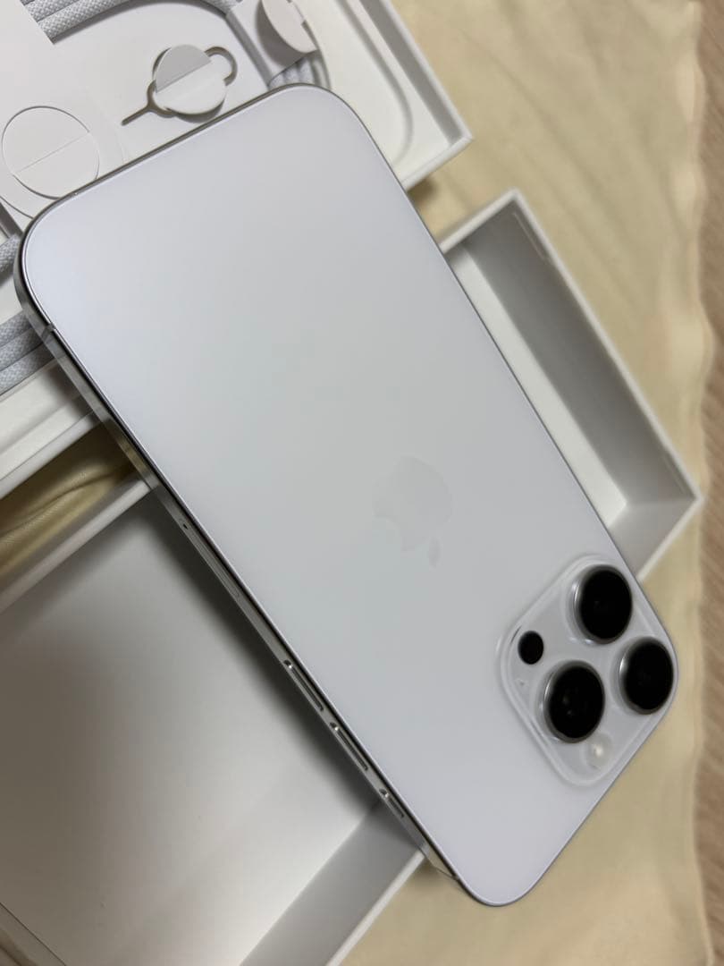 綺麗　iPhone 16Pro 256GB ホワイトバッテリー99%SIMフリー